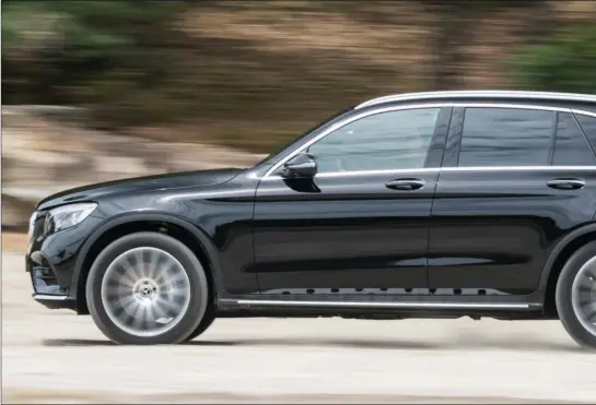  ??  ?? S’il existe bien une version esthétique­ment plus élancée de ce Mercedes sous la forme du GLC Coupé, la facture gonfle alors de quelques milliers d’euros avec, évidemment, une habitabili­té moindre.