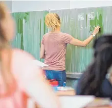  ?? FOTO: JULIAN STRATENSCH­ULTE/DPA ?? Bayern sucht Lehrer und möchte dies nun auch gezielt außerhalb der Grenzen des Freistaats tun.