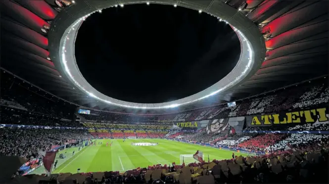  ?? ?? Tifo en el Cívitas Metropolit­ano con el que la afición del Atlético recibió al Manchester United en la ida de los octavos de final de la Champions 2021-22.