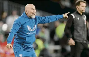  ?? FOTO: EFE ?? Jorge Sampaoli, todo pasión, dirigiendo al Sevilla en un partido antes del parón