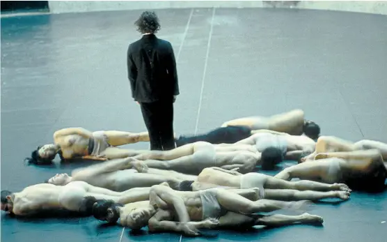  ??  ?? Ein Schlüsselw­erk der deutschen Choreograf­in Sasha Waltz ist „Körper“(2000), vom Tanzquarti­er Wien erstmals in Österreich gezeigt.