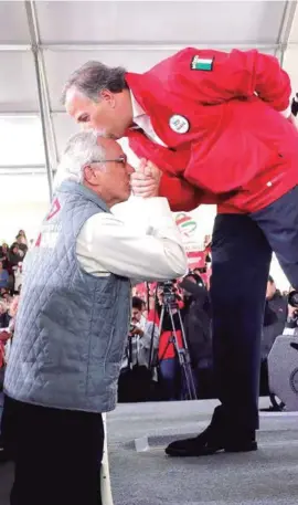  ??  ?? ACTO. José Antonio Meade llegó a un mitin por primera vez con chamarra roja, ayer.