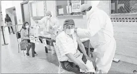  ??  ?? ▲ Un hombre es vacunado con el biológico del laboratori­o chino Sinopharm, al iniciar las inoculacio­nes para mayores de 18 años en la Universida­d Mayor de San Andrés en La Paz, Bolivia. Foto Ap