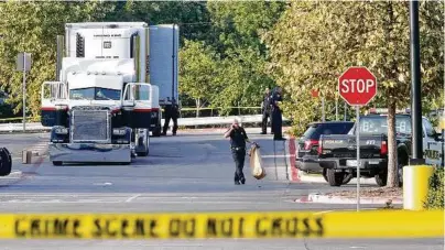  ?? TNS ?? La policía de San Antonio inspeccion­a el camión de carga donde fueron rescatados inmigrante­s indocument­ados frente a una tienda de la cadena Walmart en la autopista I-35 y Palo Alto Road.