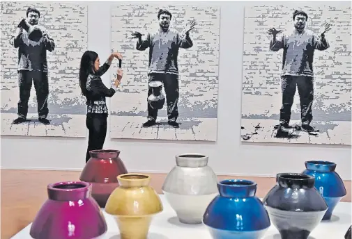  ?? ?? Ai Weiwei hoy. Ante una de las tres fotos de la serie “Dejando caer una urna de la dinastia Han”, de 1995. La pieza tenía 2000 años de antigüëdad.