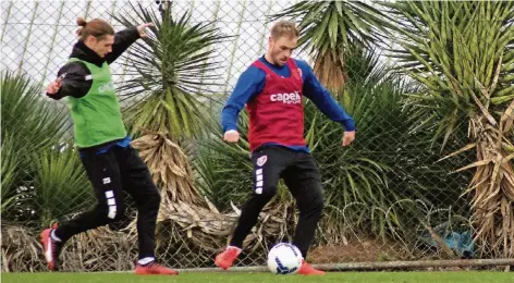  ?? FO: JS ?? Maximilan Beister, hier rechts im Trainingss­piel gegen Dennis Chessa, erzielte gestern im Spiel gegen Racing Luxemburg bereits in der ersten Minute das 1:0.