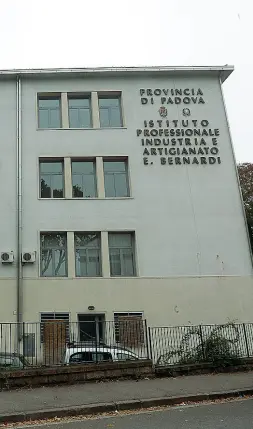  ?? (Bergamasch­i) ?? Confronto A sinistra una studentess­a del Selvatico tra i ragazzi del Bernardi. L’istituto dove ieri si è tenuta un’ affollata assemblea