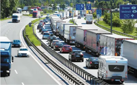  ??  ?? Stoßstange an Stoßstange vor dem Grenzüberg­ang Kiefersfel­den/Kufstein. Ein Bild, das in den vergangene­n Wochen öfter zu sehen war. Foto: Angelika Warmuth, dpa