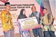  ??  ?? WAKIL pelajar UMSKAL menerima RM582,000 peruntukan Skim Bantuan Am Pelajaran IPT bagi Tahun 2017.