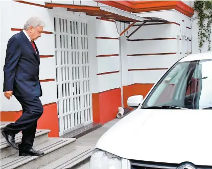  ??  ?? López Obrador ayer al salir de la casa de transición, luego de los encuentros con los empresario­s.