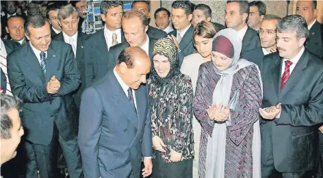  ?? FOTO: AFP ?? Alles bleibt in der Familie: Szene auf der Hochzeit von Erdogans Sohn Bilal mit Reyyan Uzuner (beide nicht im Bild) 2003. Links Recep Tayyip Erdogan, mit dem goldenen Kopftuch seine Frau Emine, rechts die Brautelter­n Reyhan und Orhan Uzuner. Vorn der...