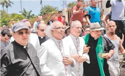  ?? AFP ?? El cardenal Leopoldo Brenes (c) junto al obispo Silvio Báez cuando se dirigían a apoyara un templo en Diriamba.