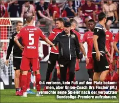 ??  ?? 0:4 verloren, kein Fuß auf den Platz bekom
men, aber Union-Coach Urs Fischer (M.) versuchte seine Spieler nach der verpatzten
Bundesliga-Premiere aufzubauen.