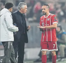  ?? FOTO: EFE ?? Ribéry, enfrentado a Ancelotti El francés tiró la camiseta al ser sustituido