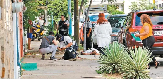  ?? ESPECIAL ?? Peritos analizan el lugar donde fueron asesinados dos escoltas de un empresario en Acapulco.