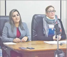  ??  ?? De izquierda a derecha, las magistrada­s del Tribunal, Mirta Aguayo y Norma Girala, quienes absolviero­n a los acusados con base en una supuesta duda.