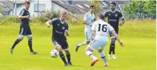  ?? FOTO: RZ ?? Essingens Neuzugang Fabian Dolderer (am Ball) hat mit dem TSV gegen Waldstette­n und Bettringen nicht gewinnen können.