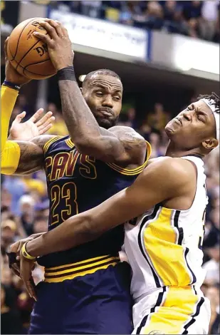  ?? DARRON CUMMINGS/AP PHOTO ?? PERAN PENENTU: Forward Cavaliers LeBron James (kiri) melindungi bola dari Myles Turner (Pacers) dalam game keempat babak pertama playoff wilayah timur kemarin WIB.