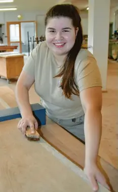 ?? Foto: Langhans ?? Lena Hohneker arbeitet in der Möbelschre­inerei Wiest in Altenstadt. Sie findet die vielen Bearbeitun­gsmöglichk­eiten bei Holzoberfl­ächen spannend.