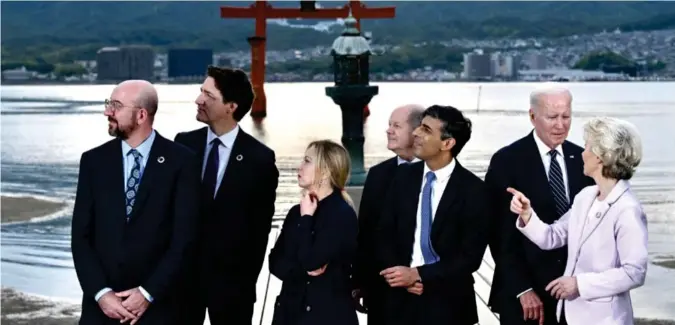  ?? Foto: Kenny Holston, Reuters/NTB ?? ⮉ Årets G7-toppmøte pågår i japanske Hiroshima denne helgen. USAs president, Joe Biden (nummer to fra høyre), og EU-president Ursula von der Leyen (lengst til høyre) har en ganske lik tilnærming til Kina. Spørsmålet er om de får med seg de andre landene i gruppen.