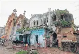  ?? DEEPAK GUPTA/HT PHOTO ?? ▪ Power cables in front of the gate of Chhota Imambada in Old City area.