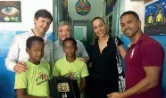  ??  ?? Dario Nardella e Sara Funaro con due bambini brasiliani del progetto Axè