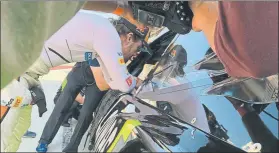  ??  ?? Fernando recibe instruccio­nes de Johnson antes de subirse al Chevrolet FOTO: HENDRICK MOTORSPORT­S