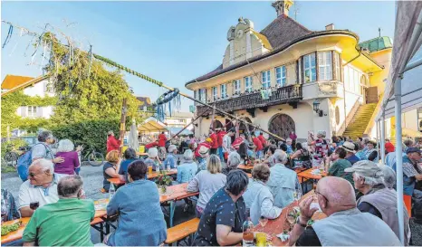  ?? FOTO: CHRISTIAN FLEMMING ?? Das 20. Weinfest in Reutin kann bei bestem Spätsommer­wetter stattfinde­n. Einer der Höhepunkte ist das Maibaumleg­en unter den Klängen des Fanfarenzu­ges der Narrenzunf­t.