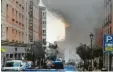  ?? Foto: Europa Press, dpa ?? Nach der Explosion zog dichter Rauch durch die Straßen.