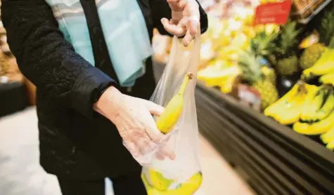  ?? Foto: Marcel Kusch, dpa ?? Der Lebensmitt­eldiscount­er Aldi will in Zukunft auf Obsttüten aus nachhaltig­en Ressourcen setzen, außerdem sollen Kunden Mehrwegnet­ze für Obst und Gemüse in den Filialen kaufen können. Allerdings gibt es Tüten und Netze nicht umsonst.