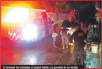  ??  ?? El lesionado fue trasladado al hospital debido a la gravedad de sus heridas