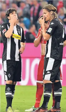  ?? FOTO: IMAGO ?? Er nimmt kein Blatt vor den Mund, aber die Hand: Tobias Strobl (r.), mit Sebastian Rudy und Jannik Vestergaar­d, die in Hoffenheim zusammensp­ielten.