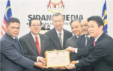  ??  ?? Lim (second left) and Miyagawa (third left) celebrates the successful completion of the Samurai bond issuance yesterday. Also present is Minister of Domestic Trade and Consumer Affairs Datuk Seri Saifuddin Nasution Ismail (left). — Bernama photo