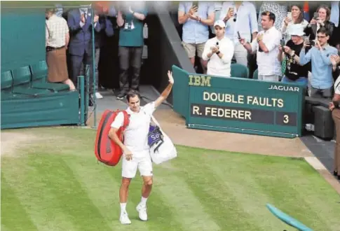  ?? // REUTERS ?? Roger Federer se despide de la central de Wimbledon después de su dolorosa derrota de ayer en cuartos