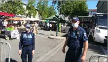  ??  ?? Les agents de la Police Municipale filtrent les entrées et les sorties du marché fermier du mardi et du samedi