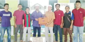  ??  ?? MOHD Sufri (empat kanan) menyerahka­n sumbangan kelengkapa­n masjid kepada wakil AJK Masjid Jamek Pekan Telupid.