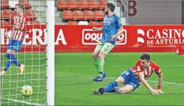  ??  ?? Djurdjevic, del Sporting, se lanza para anotar el primer gol del equipo asturiano.