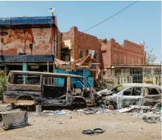  ?? Foto: Mohamed Khidir, XinHua, dpa ?? Dieses mit einem Mobiltelef­on aufgenomme­ne Foto zeigt einen zerstörten Markt in Omdurman, nahe der sudanesisc­hen Hauptstadt Karthum. Wer in dem blutigen Bürgerkrie­g die Oberhand behält, scheint derzeit völlig offen zu sein.