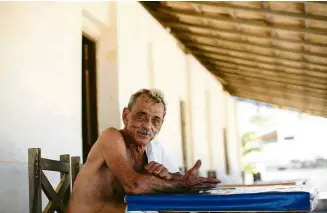  ??  ?? Missival Dourado, 71, na varanda da Pousada da Fazenda, que administra em Arembepe