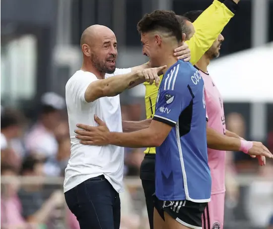  ?? PHOTO D’ARCHIVES, AFP ?? L’entraîneur-chef du CF Montréal, Laurent Courtois, en discussion avec son attaquant Matías Cóccaro, le 10 mars dernier à Miami.