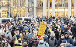 ?? Dpa-BILD: Dittrich ?? Hunderte Menschen demonstrie­rten am Samstag in Hannover gegen die Corona-Maßnahmen.