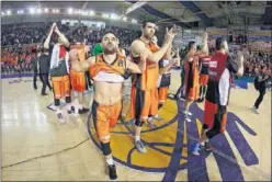  ??  ?? HAZAÑA. Los jugadores del Montakit celebraron el pase al Top-16.