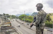  ?? AFP ?? Un soldado del Ejército brasileño vigila la carretera ‘Linha Amarela’ ( línea amarilla) en Río de Janeiro.