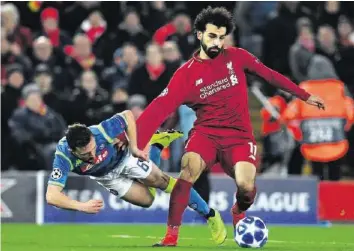  ?? AFP ?? Mohamed Salah wirbelte Napolis Hintermann­schaft durcheinan­der – da nützte alles Halten nichts.