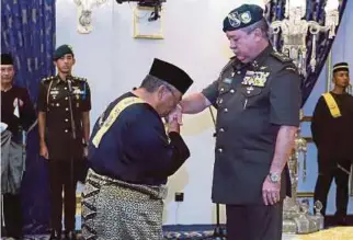  ??  ?? Sultan Johor mengurniak­an Darjah Sultan Ibrahim Johor Yang Amat Disanjung Pangkat Pertama Dato’ Sri Mulia Sultan Ibrahim Johor (SMIJ) kepada Daing Malik.