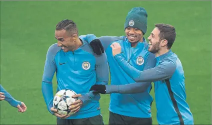  ?? FOTO: EFE ?? Danilo, Gabriel Jesus y Bernardo Silva, en el entrenamie­nto en Anfield antes de medirse hoy al Liverpool