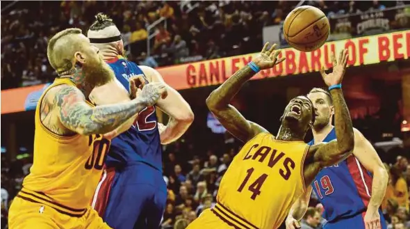  ??  ?? Cleveland Cavaliers’ DeAndre Liggins (second from right) loses the ball as he drives to the basket against the Detroit Pistons on Friday.
Reuters pic