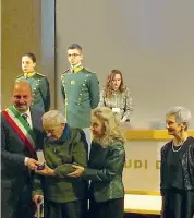  ??  ?? Da Reichenau Giovanni Danesi, 96 anni, con il sindaco di Alzano Camillo Bertocchi e il prefetto Elisabetta Margiacchi