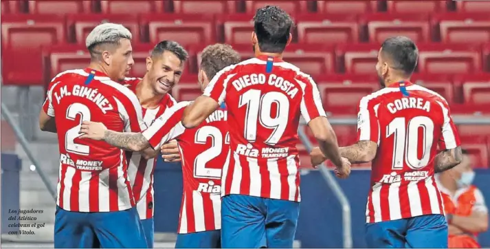  ??  ?? Los jugadores del Atlético celebran el gol con Vitolo.