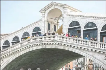  ?? (LaPresse/Filippo Ciappi) ?? People visit the Rialto bridge in Venice, northern Italy.